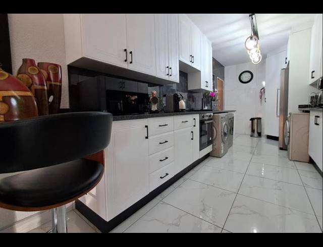 3 BEDROOM TOWNHOUSE FOR SALE IN BRACKENHURST